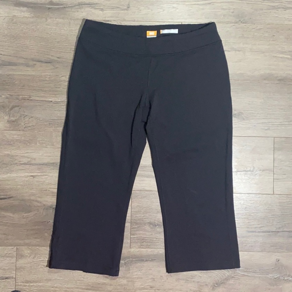 Lucy Lotus Collection size Large Capri length athletic shorts